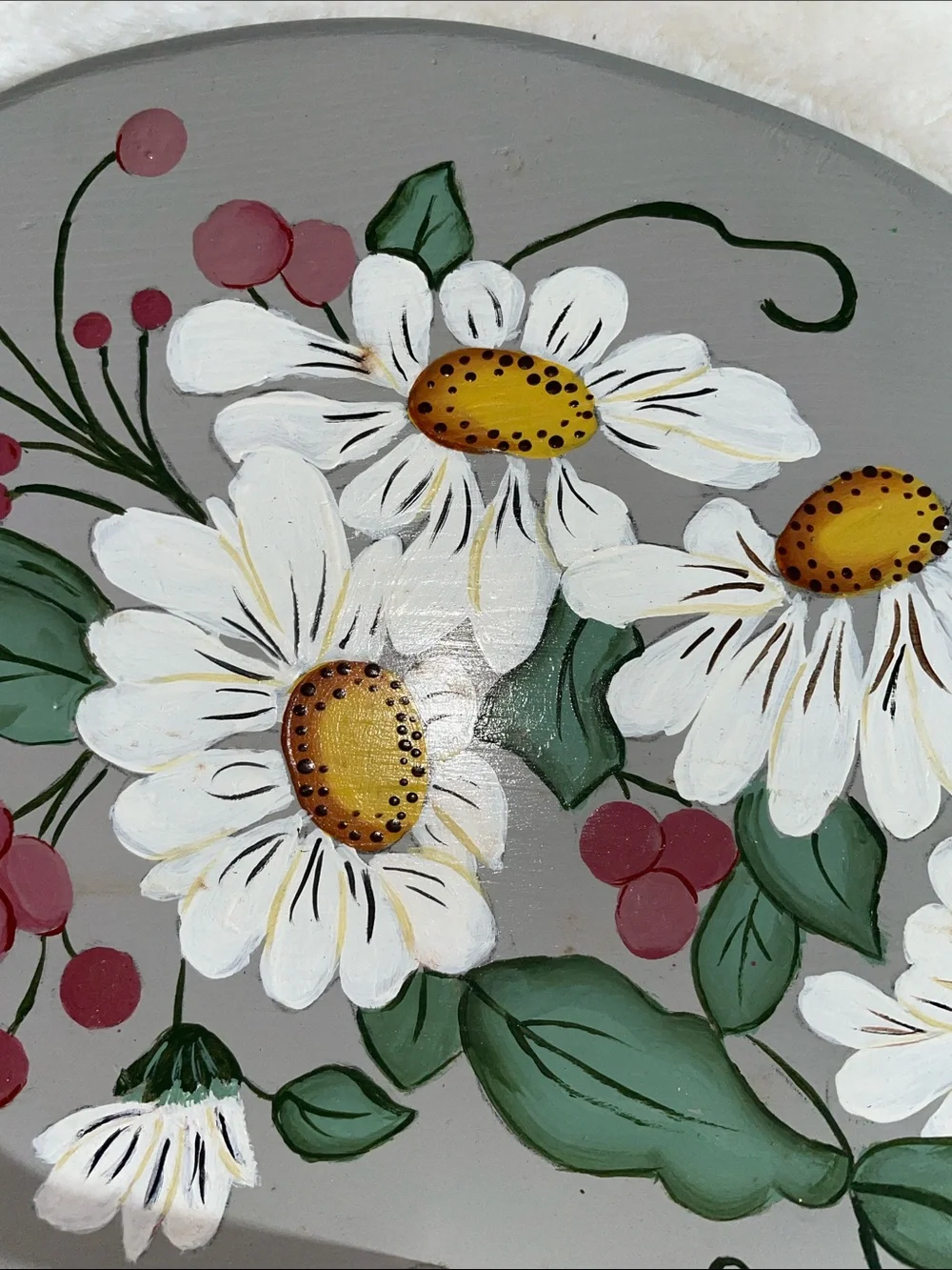 Hand-Painted Wooden Gray Heart Wall Hook Rack with White Daisies